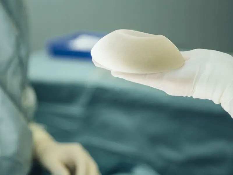 مراحل عمل همزمان پروتز و لیفت سینه